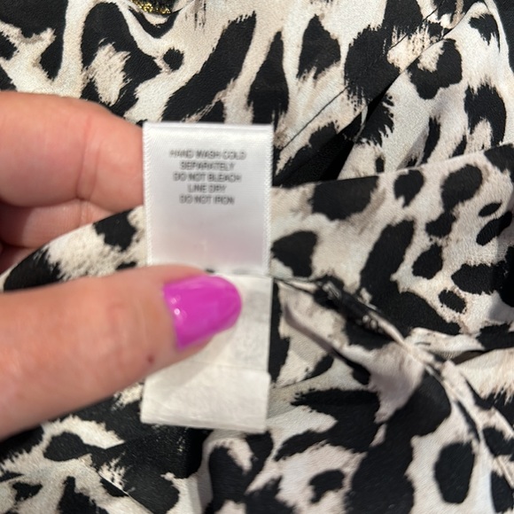 ROZ & Ali leopard print top with short side slit at bottom. - Picture 7 of 7